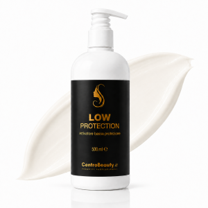 Low Protection attivatore bassa protezione 500 ml Centro Beauty con flacone bianco su sfondo bianco e texture crema molto chiara