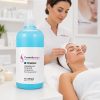 Flacone One Gel Centro Beauty 500 ml con operatrice che esegue la detersione viso in cabina estetica