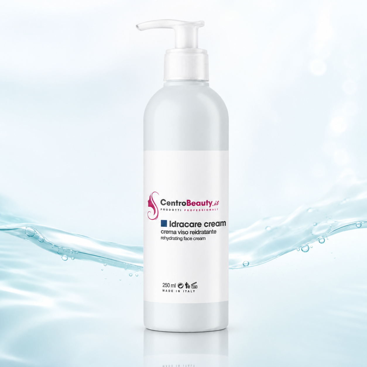 Flacone IdraCare Cream 250 ml su sfondo azzurrino con effetto acqua, per richiamare idratazione e freschezza.