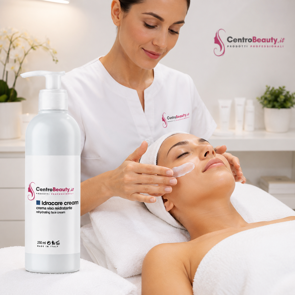 Operatrice applica IdraCare Cream durante un trattamento viso in cabina, con flacone prodotto in primo piano.