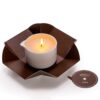 Candela da massaggio al cacao Vivalu accesa, con confezione aperta e tappo rimosso.