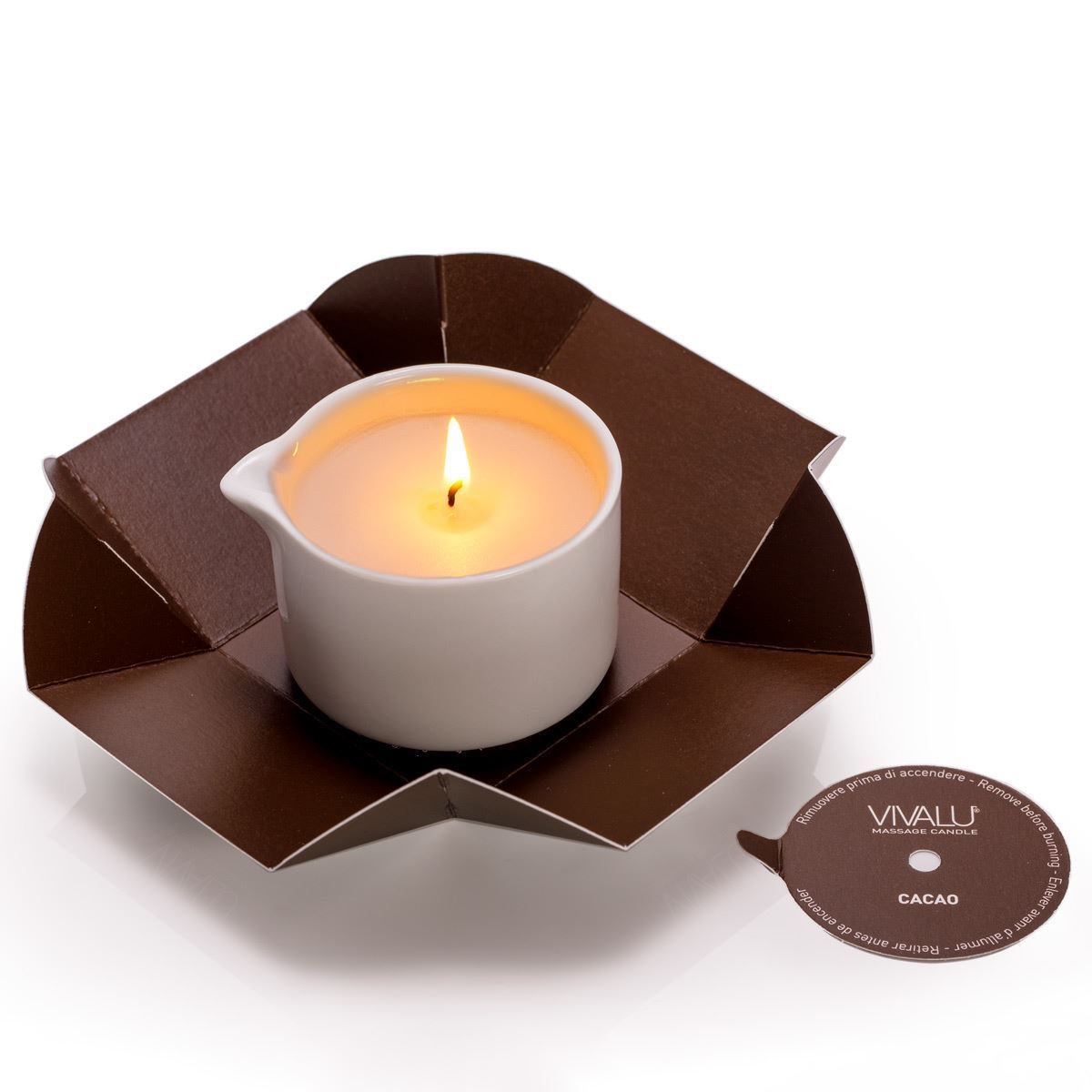 Candela da massaggio al cacao Vivalu accesa, con confezione aperta e tappo rimosso.