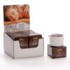 Espositore con candele da massaggio al cacao Vivalu, con scatole marroni e immagine promozionale.