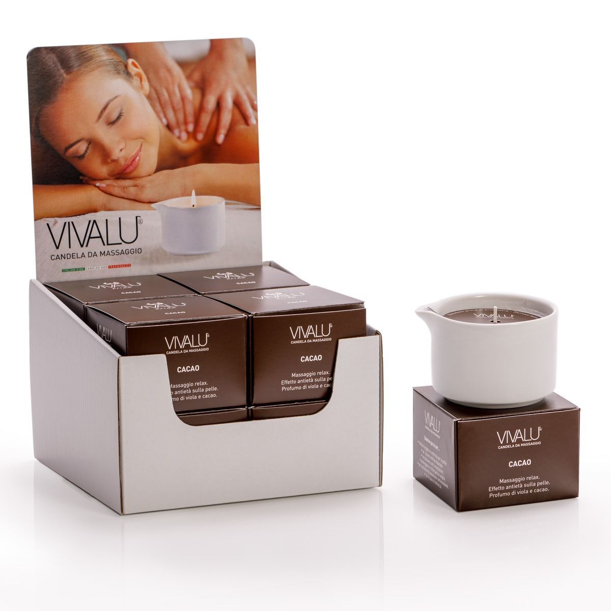 Espositore con candele da massaggio al cacao Vivalu, con scatole marroni e immagine promozionale.