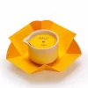Candela da massaggio Vivalu al miele in confezione aperta con protezione in cartone giallo.