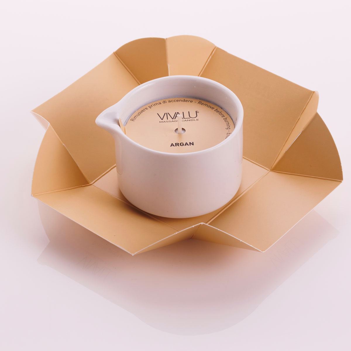 Candela da massaggio all'argan Vivalu in confezione aperta con protezione in cartone color oro.