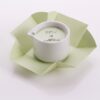 Candela da massaggio all'arnica ed erbe alpine Vivalu in confezione aperta, con protezione in cartone verde.