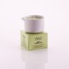 Candela da massaggio all'arnica ed erbe alpine Vivalu in contenitore bianco su scatola verde, con proprietà defaticanti e lenitive.