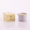 Candela da massaggio alla vaniglia Vivalu in contenitore bianco su scatola color crema, con proprietà rilassanti e profumo dolce.