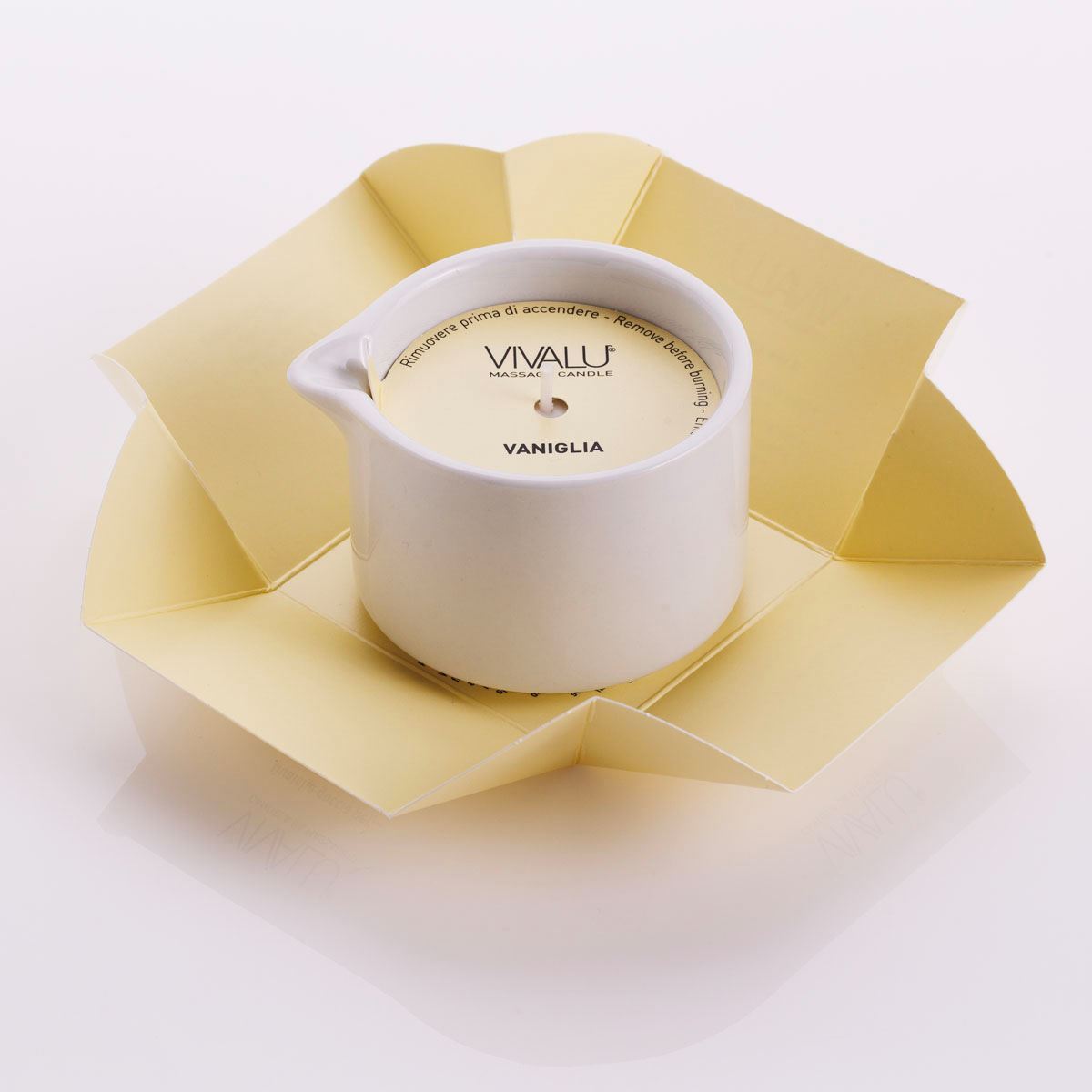 Candela da massaggio alla vaniglia Vivalu in confezione aperta con protezione in cartone color crema.