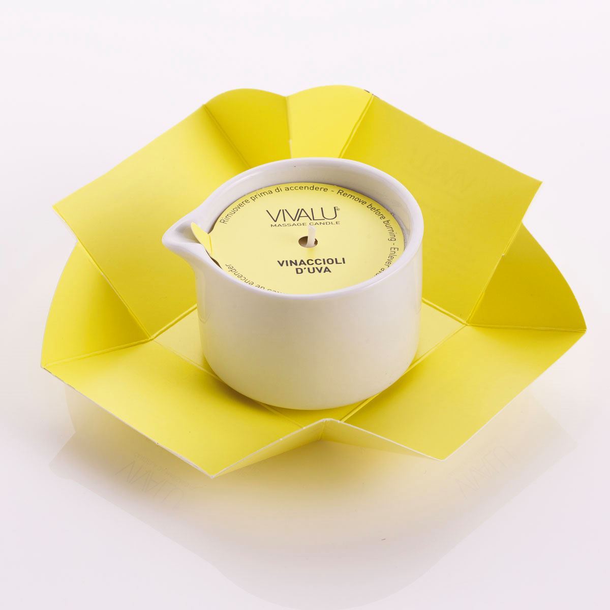 Candela da massaggio ai vinaccioli d'uva Vivalu in confezione aperta con protezione in cartone giallo.