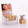 Espositore con candele da massaggio all'argan Vivalu, con scatole color oro e immagine promozionale.