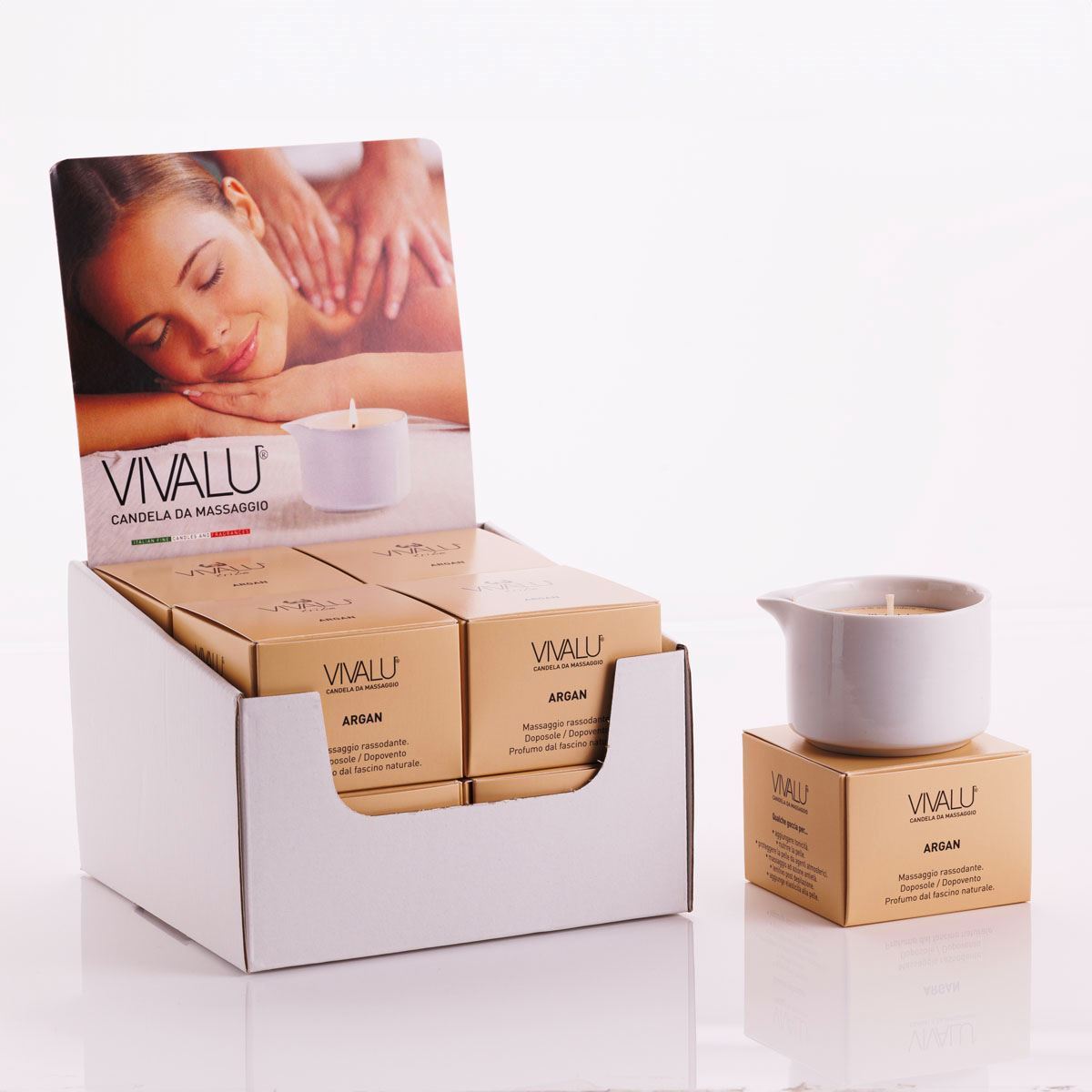 Espositore con candele da massaggio all'argan Vivalu, con scatole color oro e immagine promozionale.