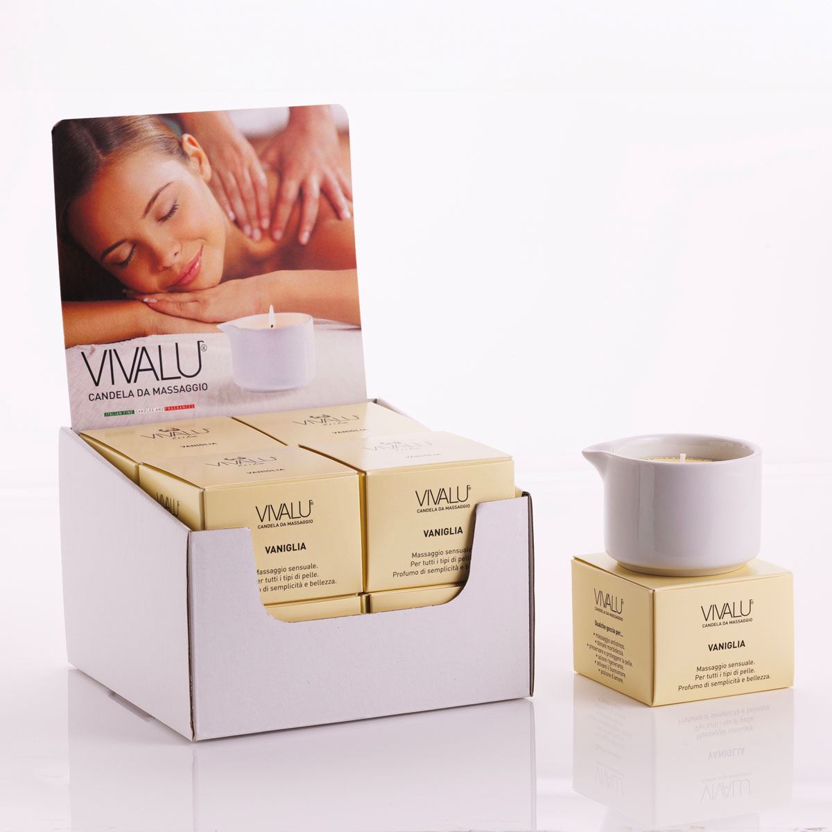 Espositore con candele da massaggio alla vaniglia Vivalu, con scatole color crema e immagine promozionale.