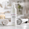 Age Face Foam CentroBeauty, schiuma viso antiage vaporizzata in ambientazione spa con manipolo RF sullo sfondo