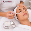 Operatrice che applica Visual Day Cream Centro Beauty nel contorno occhi durante un trattamento in cabina estetica
