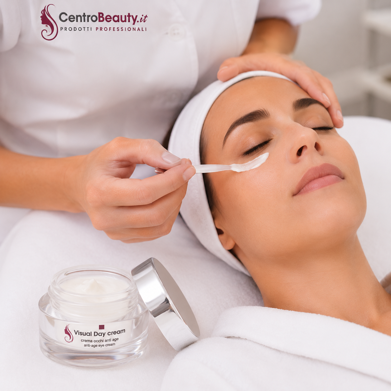 Operatrice che applica Visual Day Cream Centro Beauty nel contorno occhi durante un trattamento in cabina estetica